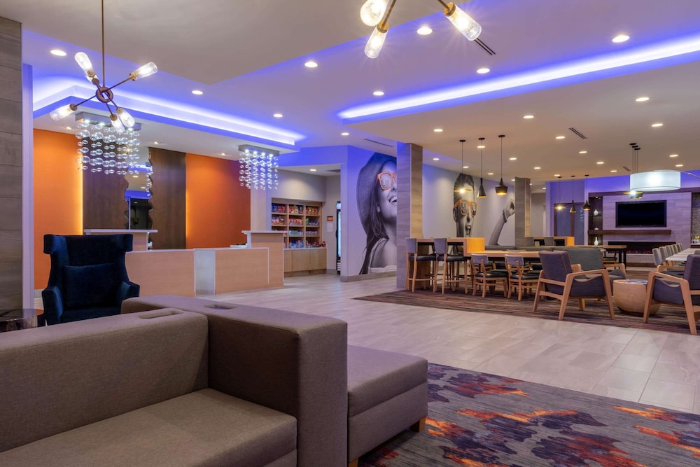 La Quinta Inn & Suites by Wyndham Greensboro Arpt High Point 12/52