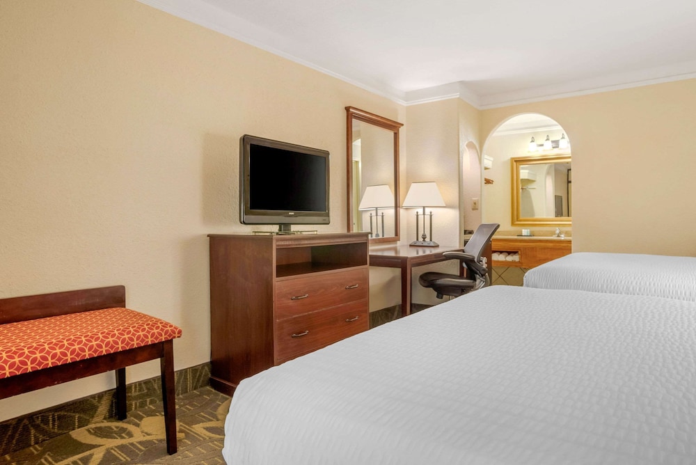 Clarion Inn Conference Center Gonzales, LA 18/41