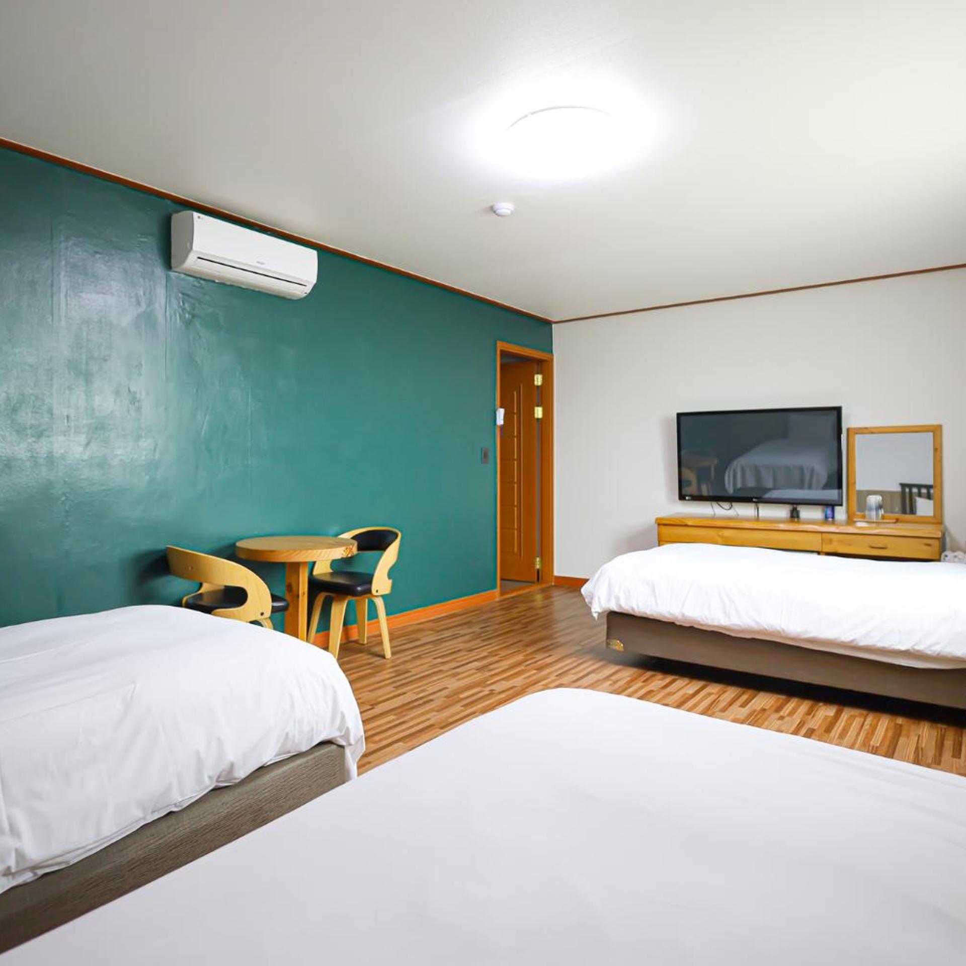غرفة ثلاثية بإطلالة على الجبل
