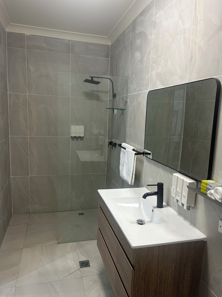 Country Lodge Motor Inn 44/50
