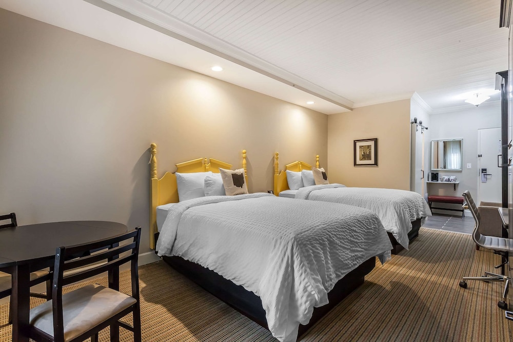 Aurora Inn Hotel And Event Center 24/45