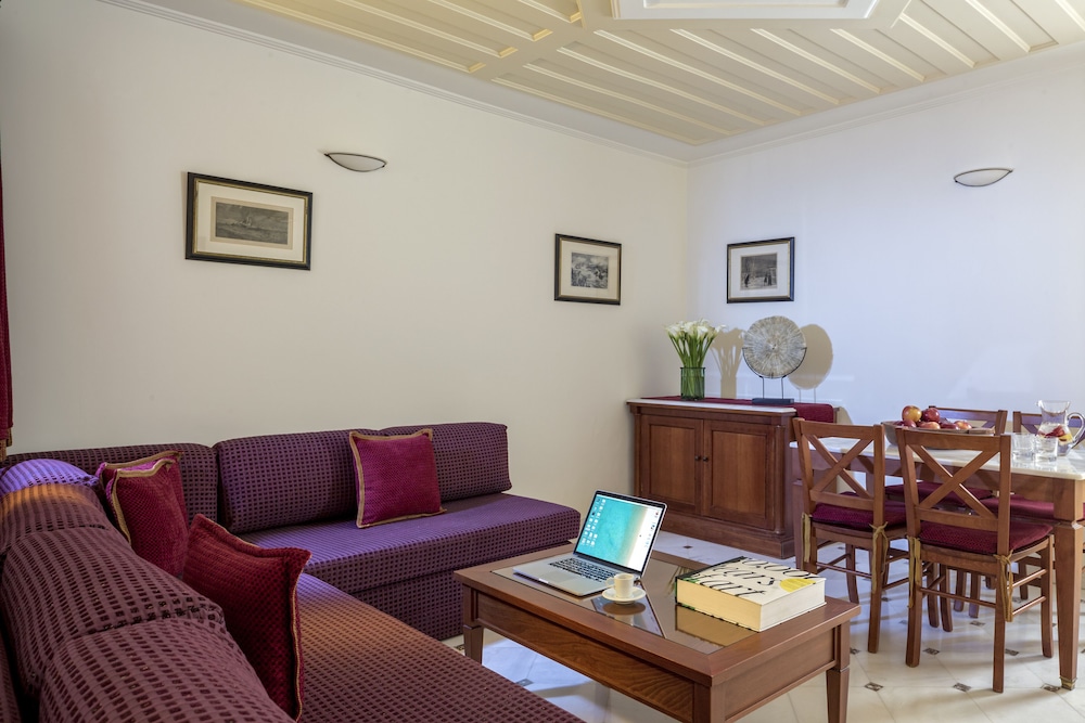 Casa Delfino Suites 59/93