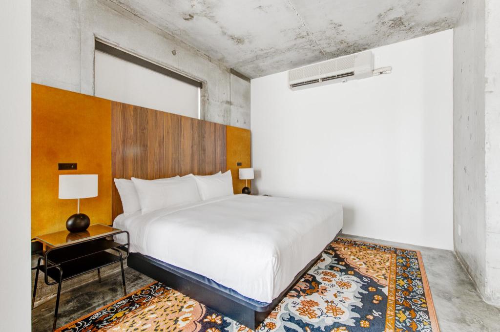 1 BEDROOM, SUITE, KING BED, ACCESSIBLE