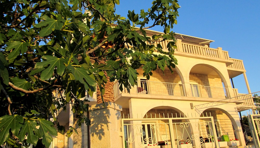 VILLA PAPE 4/50