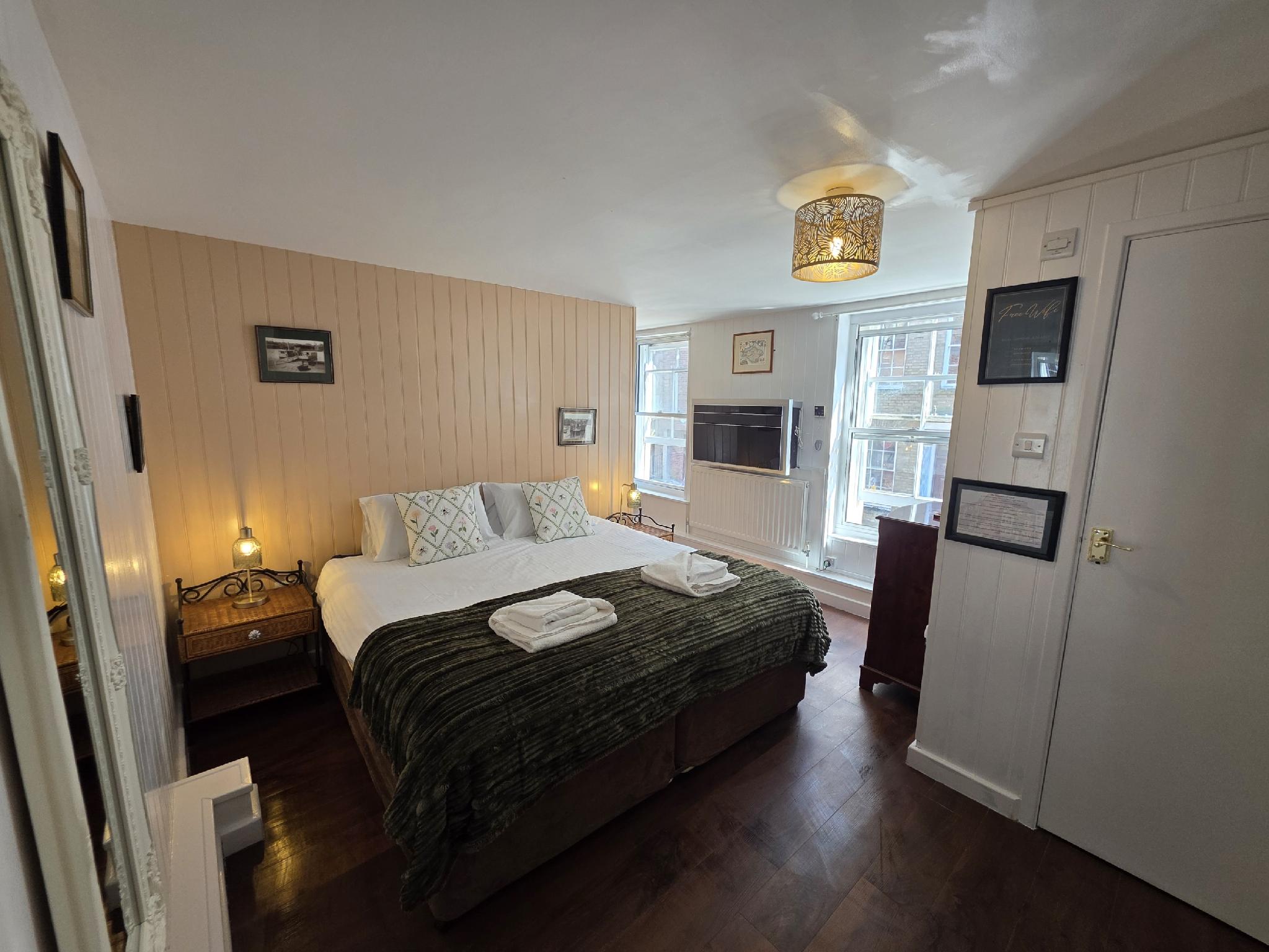 Room, King Bed, Street View