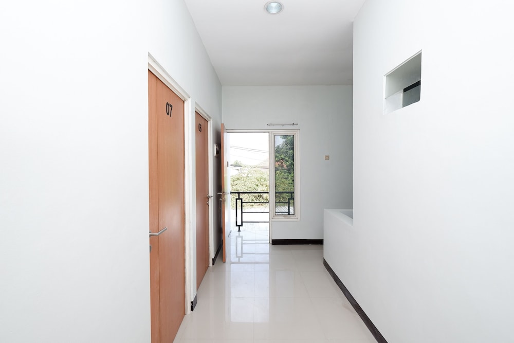 Oyo 1565 Palebon Residence 2/17