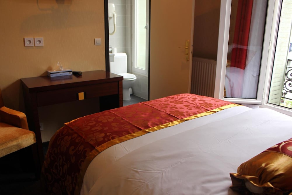 BUTTES CHAUMONT HOTEL 15/30