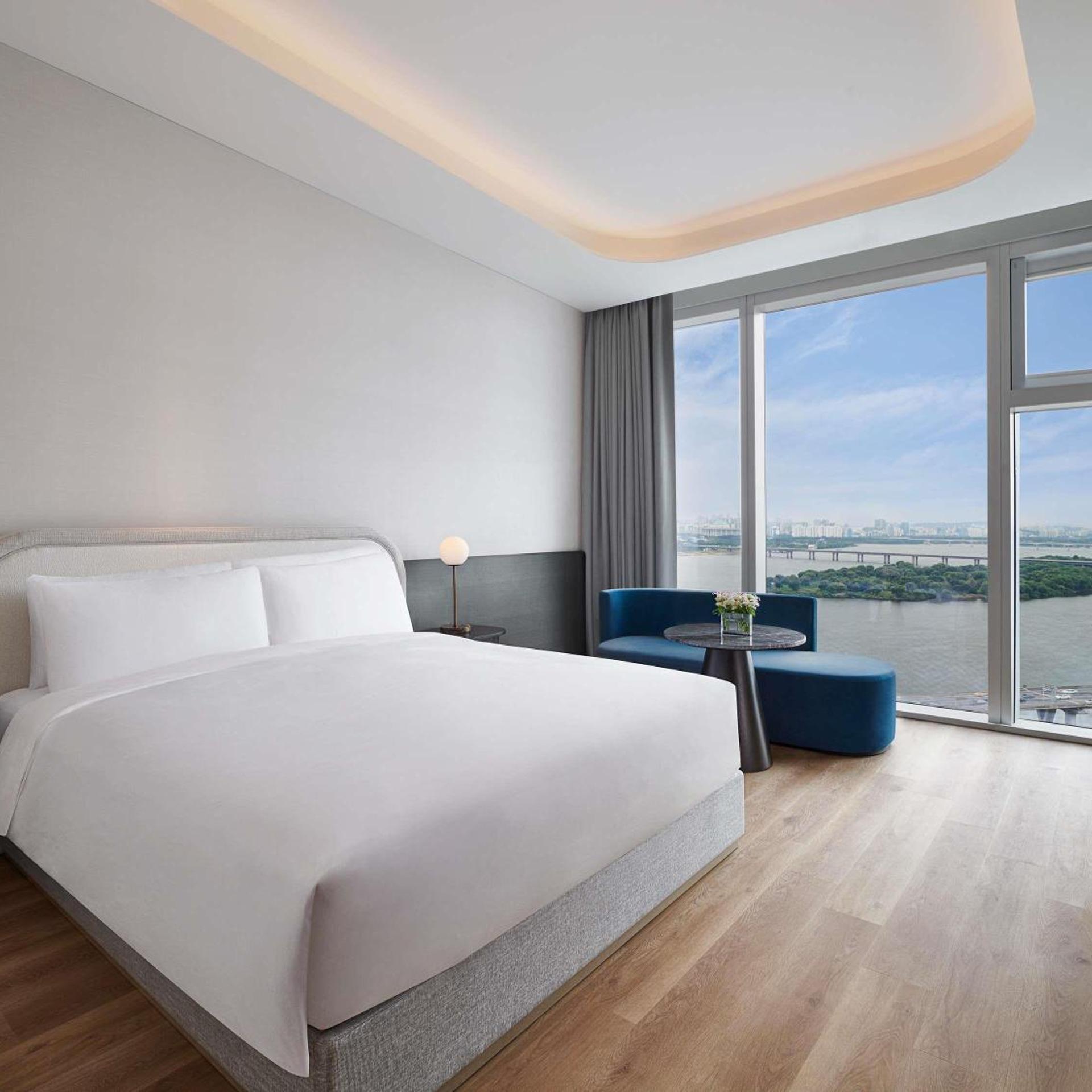 RIVER, PREMIER, KING BED, RIVER VIEW