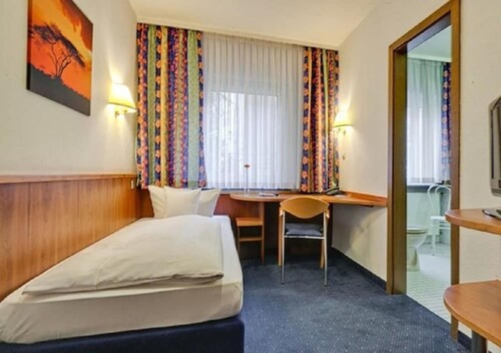 ROOM, SINGLE