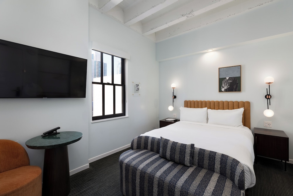 Courtyard, Petite, King Bed, Courtyard View, Accessible