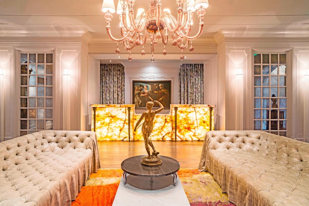 Grand Bohemian Hotel Charleston Autograph Collection 19/56