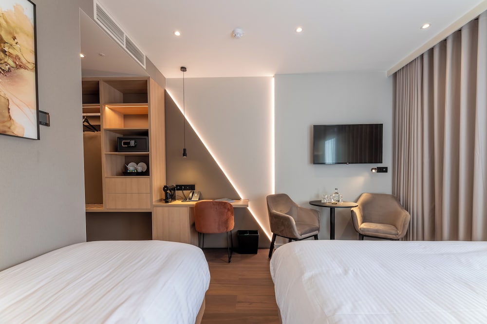 The CORNR Hotel 32/69