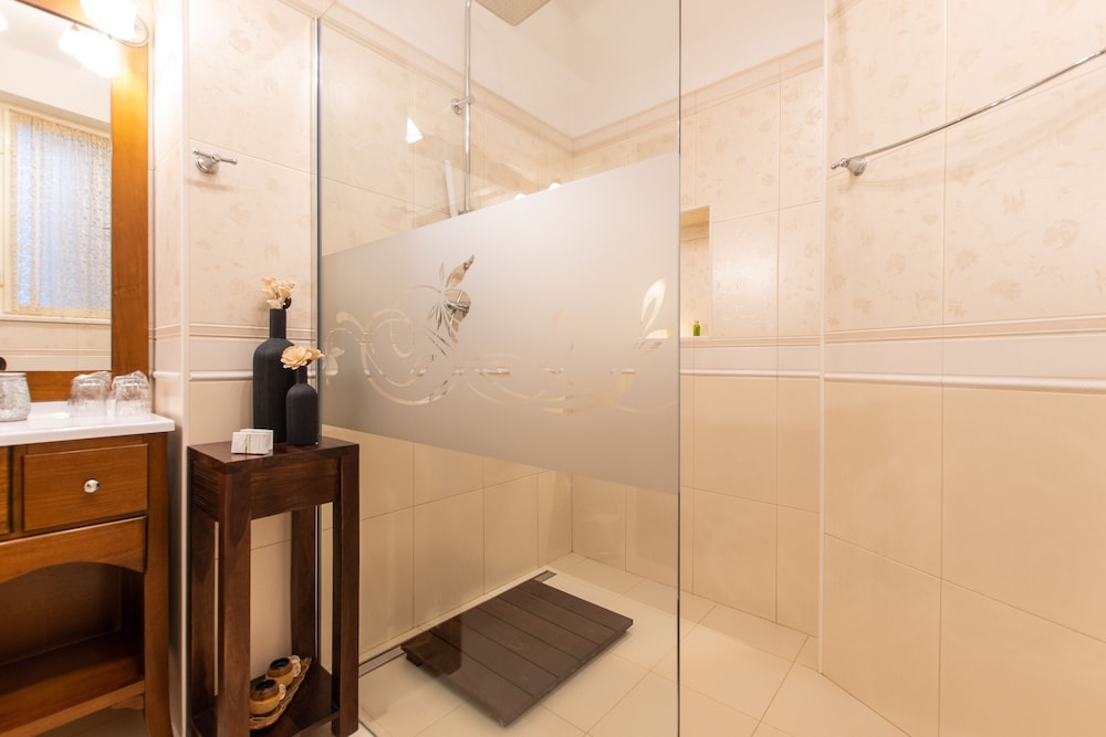 Unique Luxury Rooms 64/66