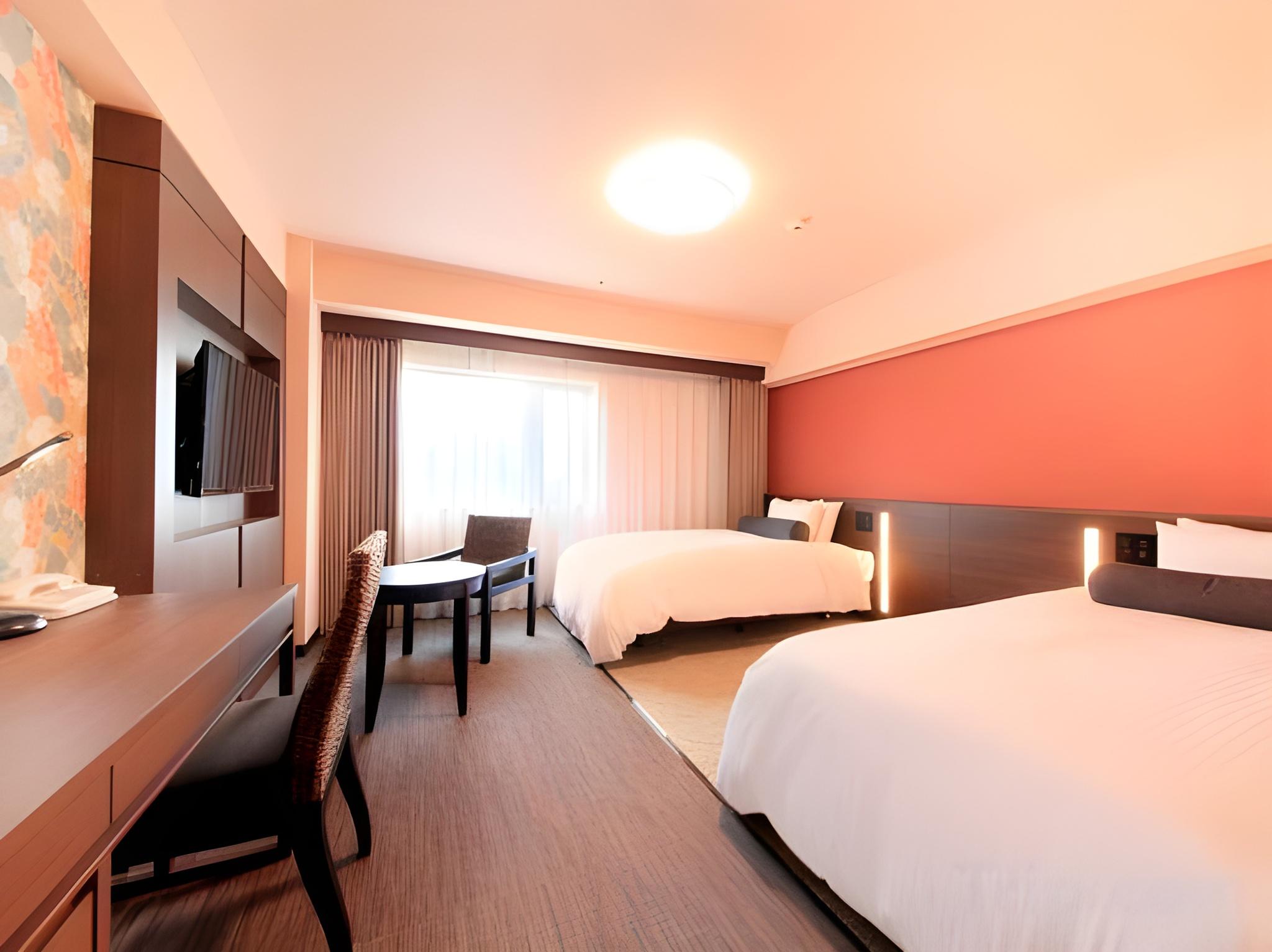 Universal, Twin Beds