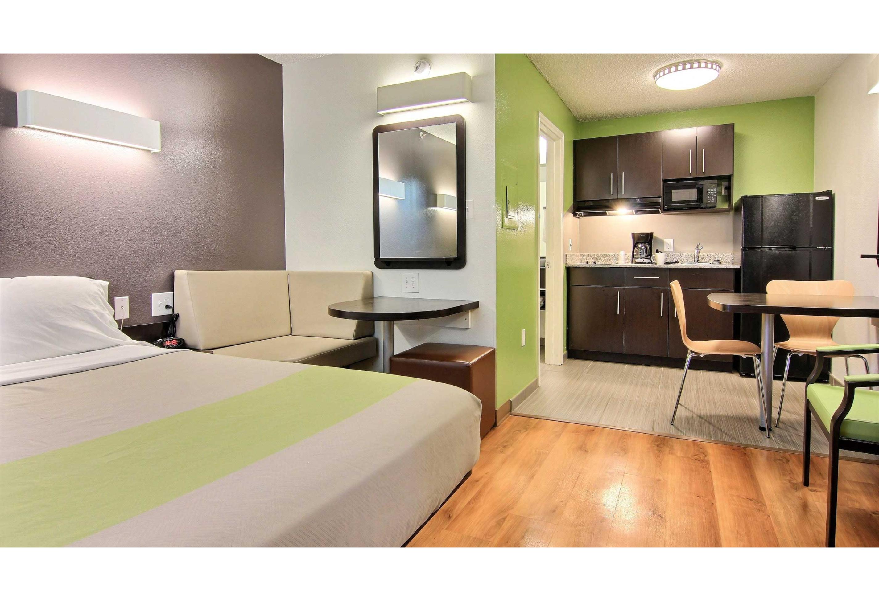 1 Queen Bed - ADA/Tub
