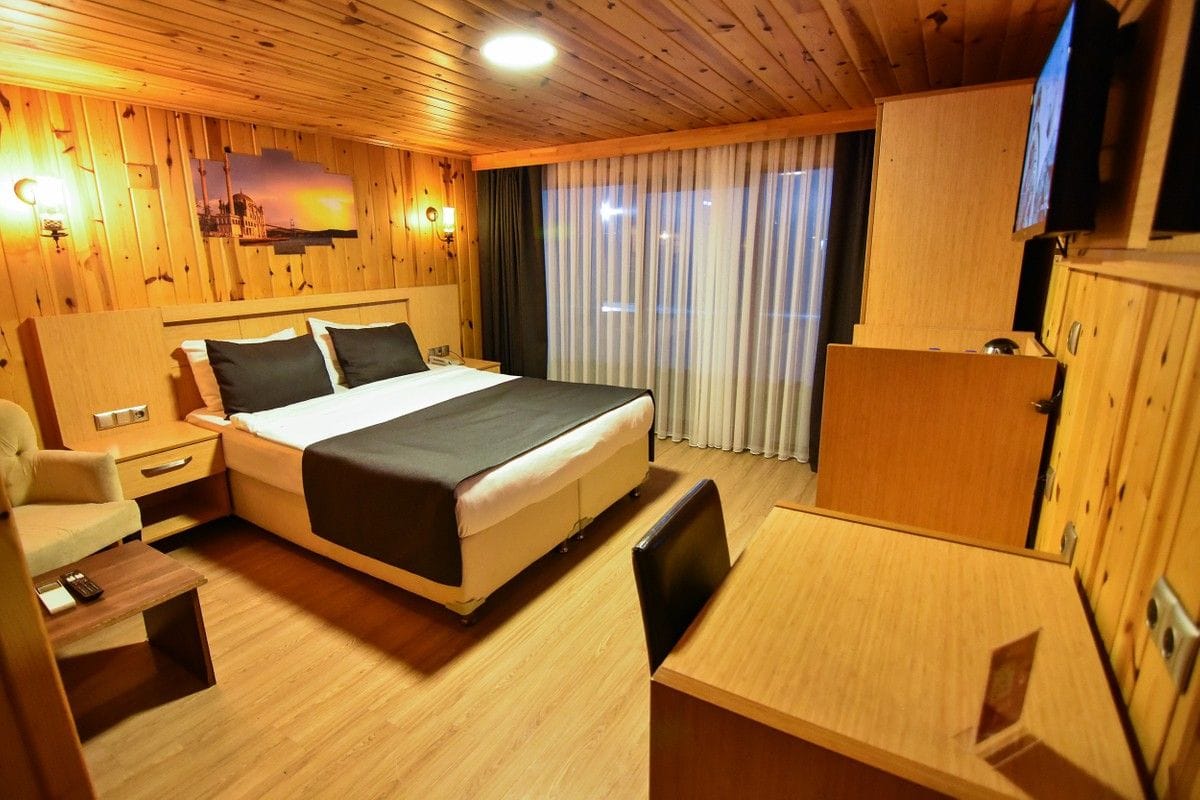 Sandal Hotel 17/45