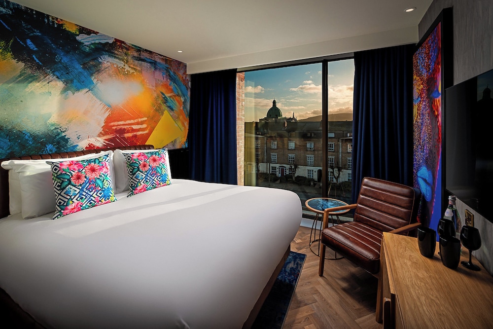 DELUXE, DOUBLE BED