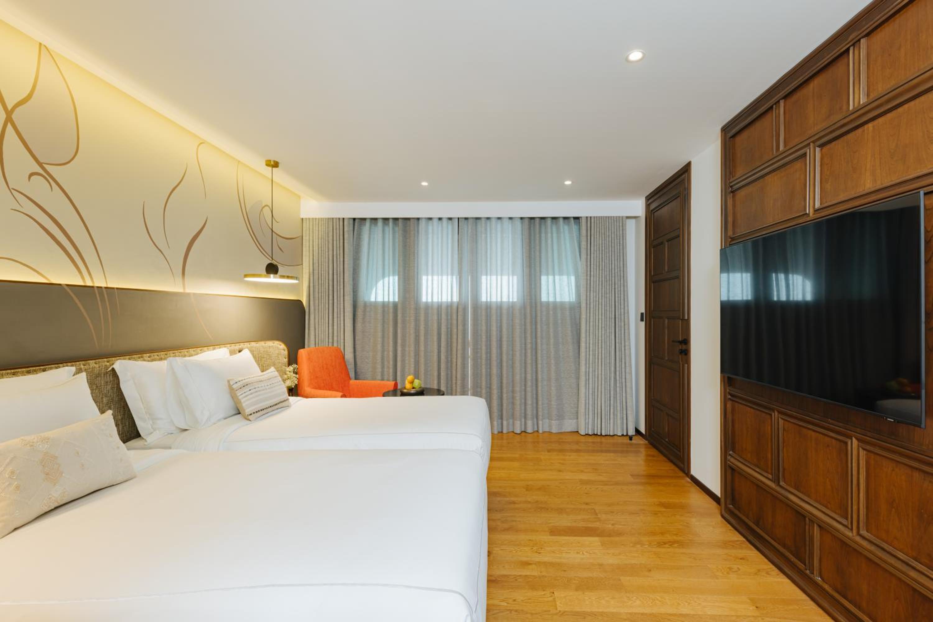 DELUXE, DOUBLE OR TWIN BED