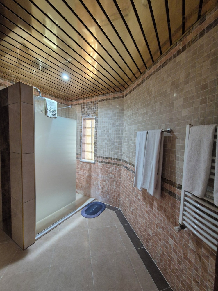 Dinara Hotel 42/66