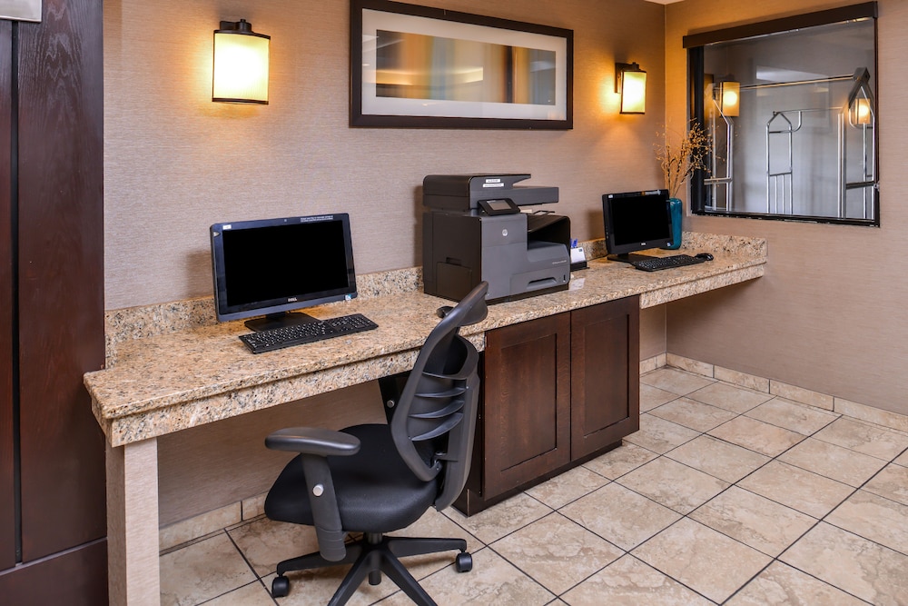 Holiday Inn Express Hotel and Suites Topeka West I-70 Wanamaker 52/62