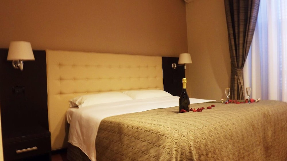 Nautilus Hotel 3/25