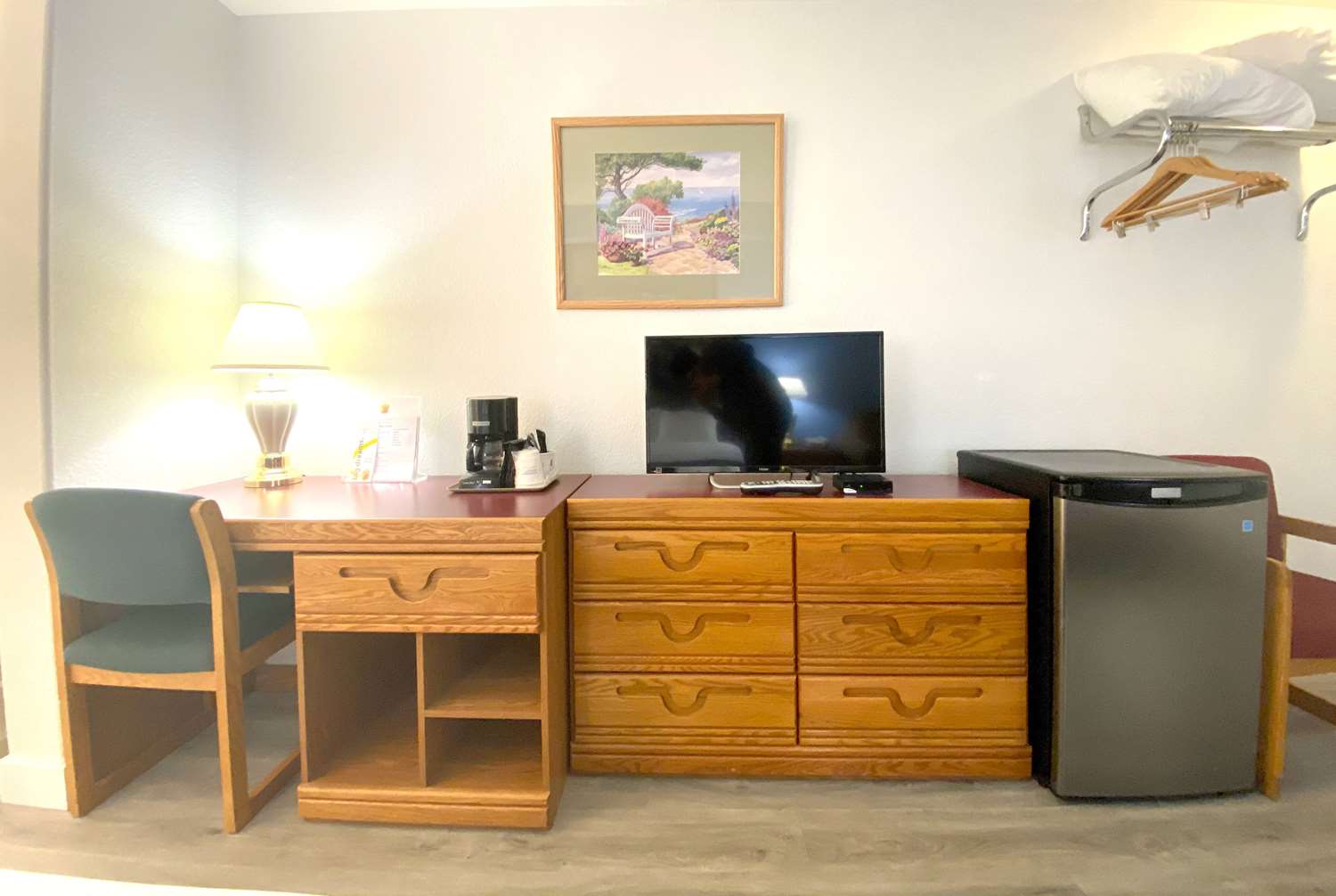 Super 8 by Wyndham Sicamous 15/23