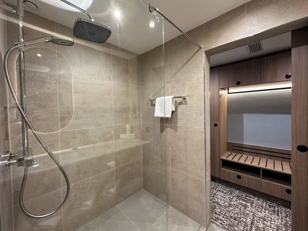غرفة ديلوكس رباعية بسرير مزدوج وسريرين منفصلين، Van der Valk Hotel Gladbeck 4/4
