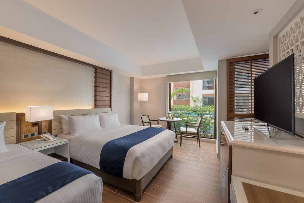 Premier, 1 Queen and 1 Single Bed, Direct Pool Access