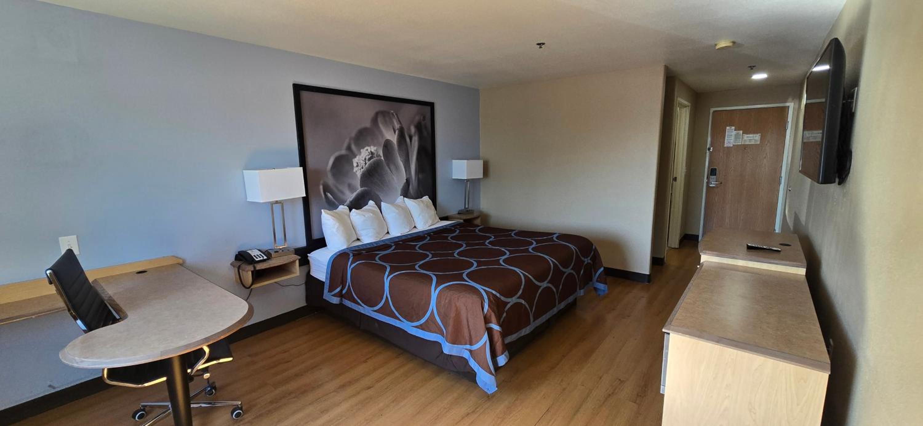 غرفة بسرير كينج بحوض استحمام لذوي الإعاقة، Super 8 by Wyndham New Braunfels I-35 4/6