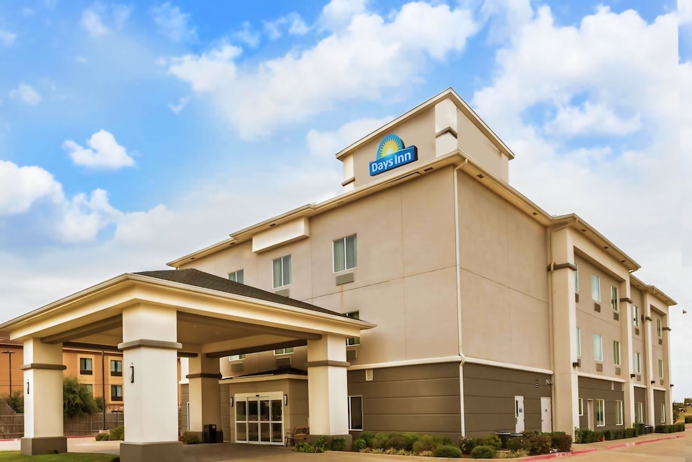 Days Inn & Suites by Wyndham Mineral Wells 2/37
