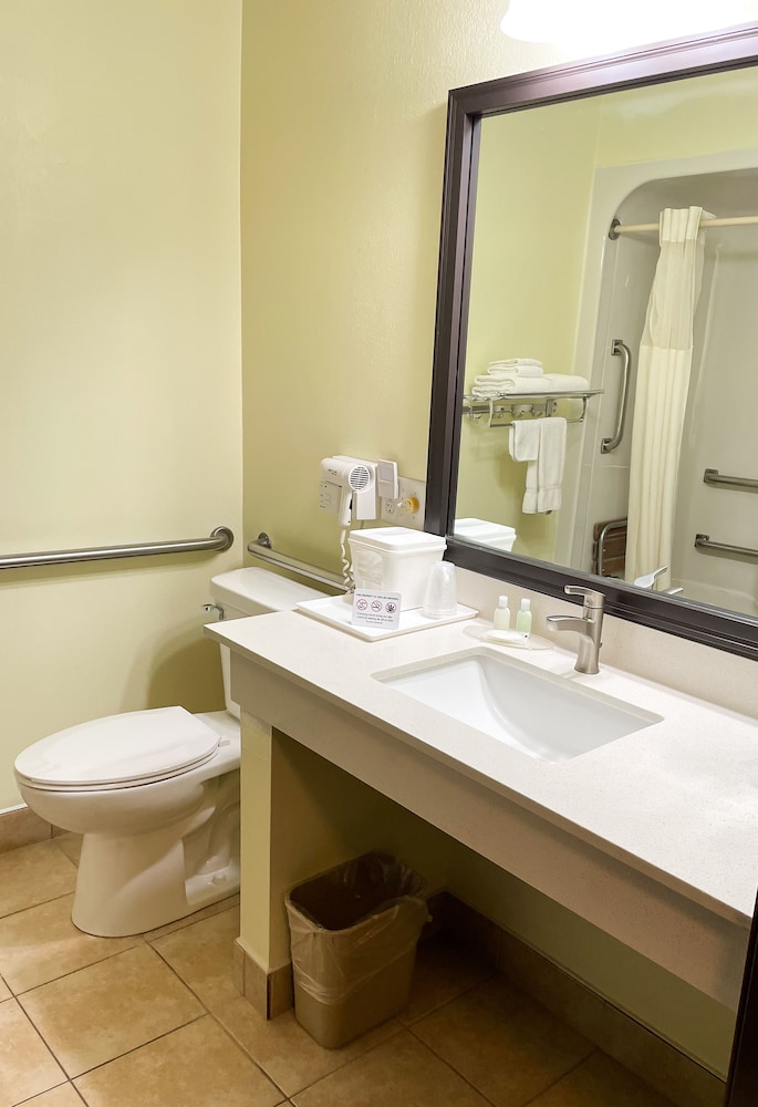 Hudson Inn & Suites (ex Quality Inn) 9/38