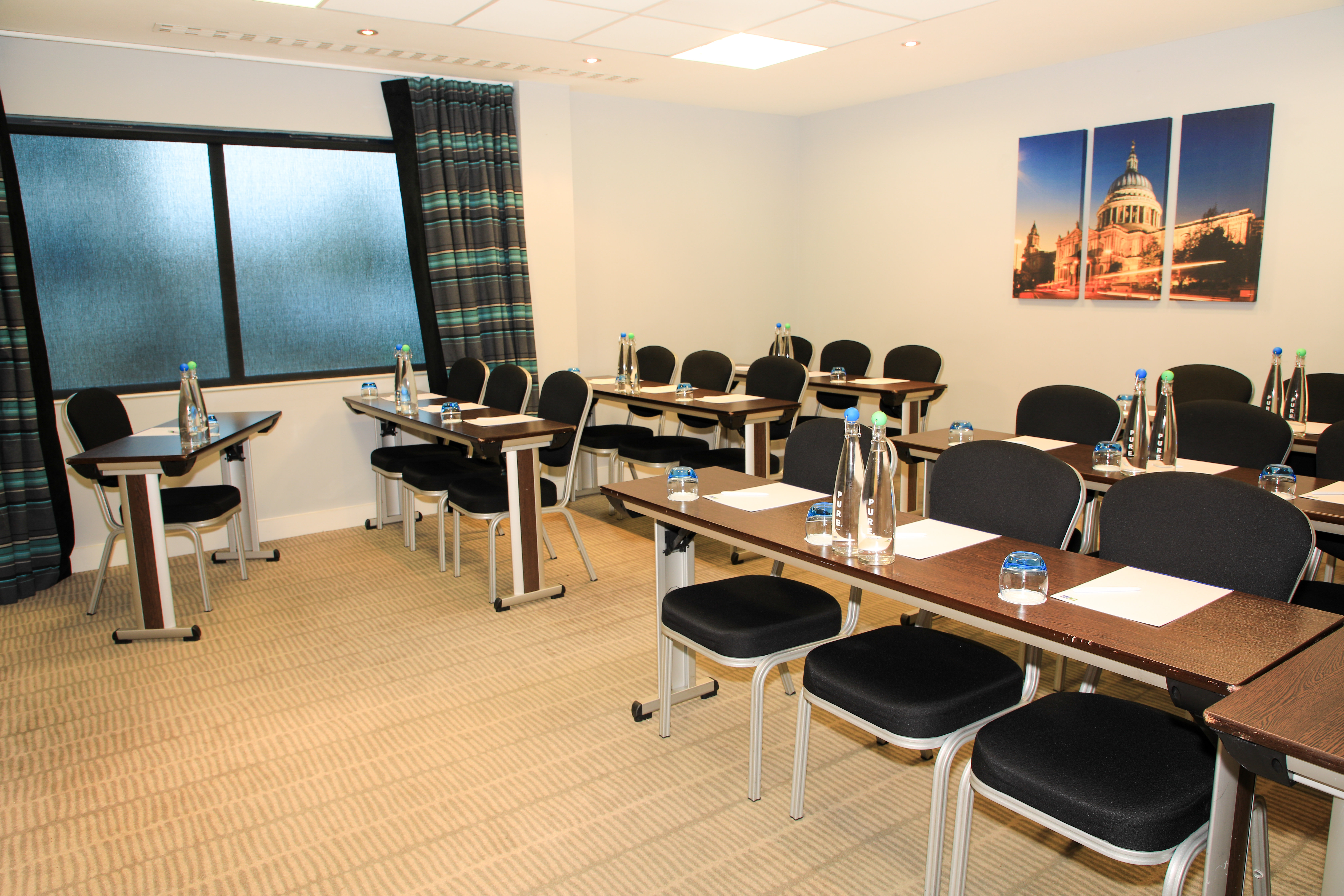 Holiday Inn Express London Heathrow T5 66/70