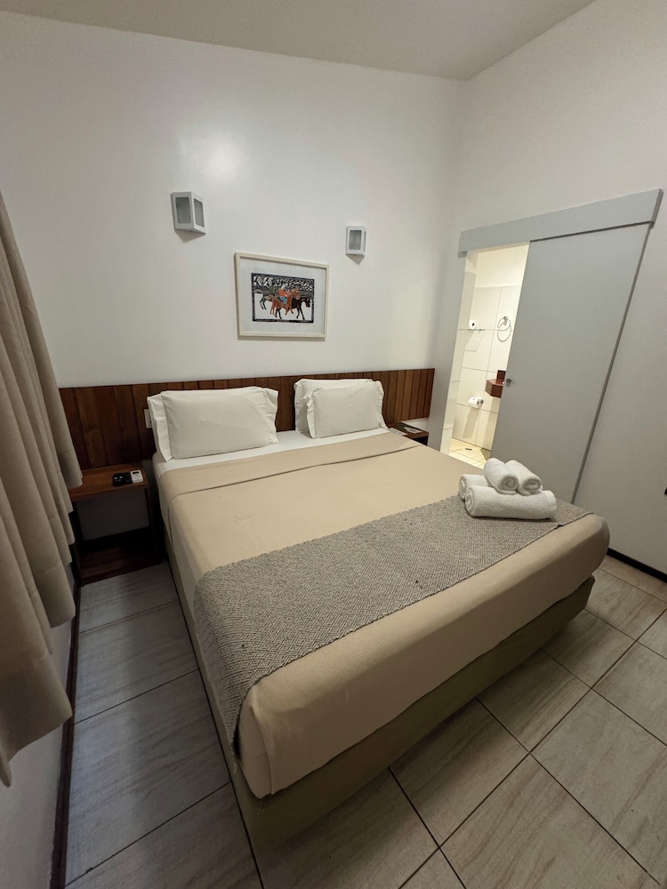 ROOM, DOUBLE OR TWIN BED
