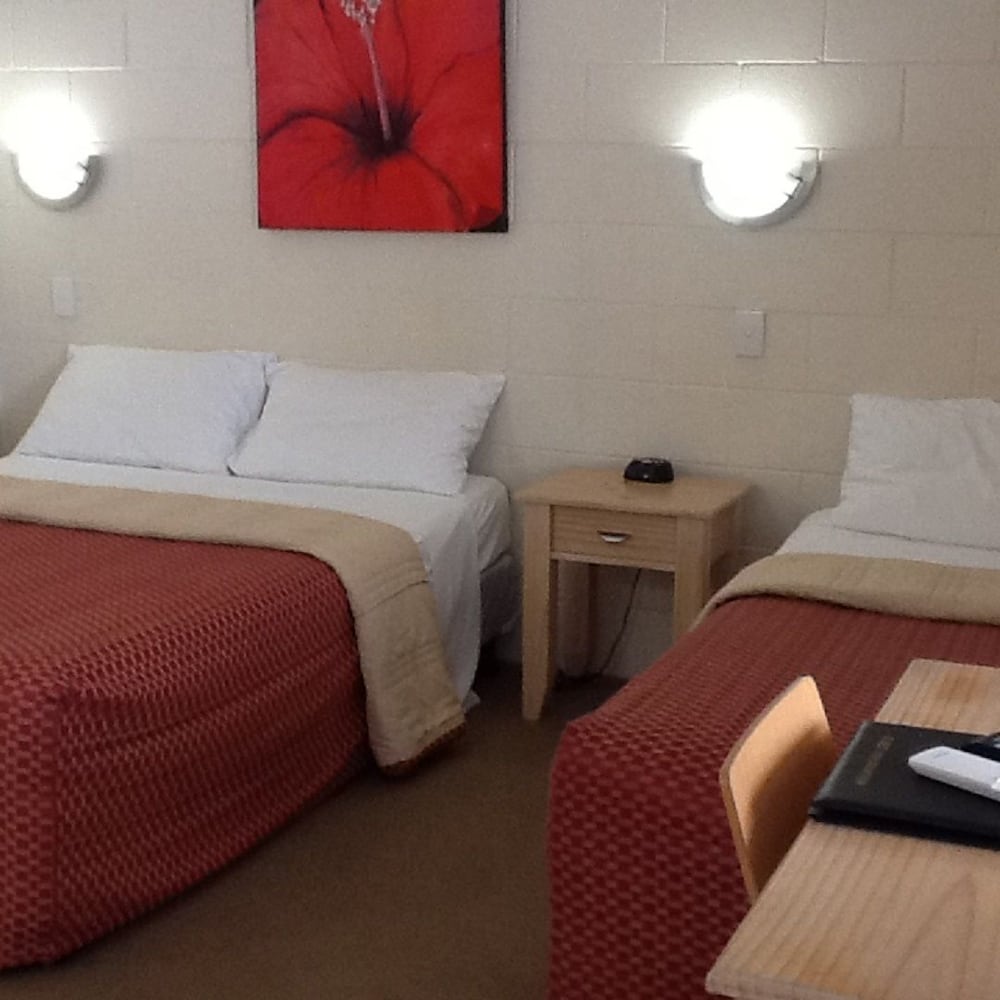 NAMBOUR LODGE MOTEL 20/37