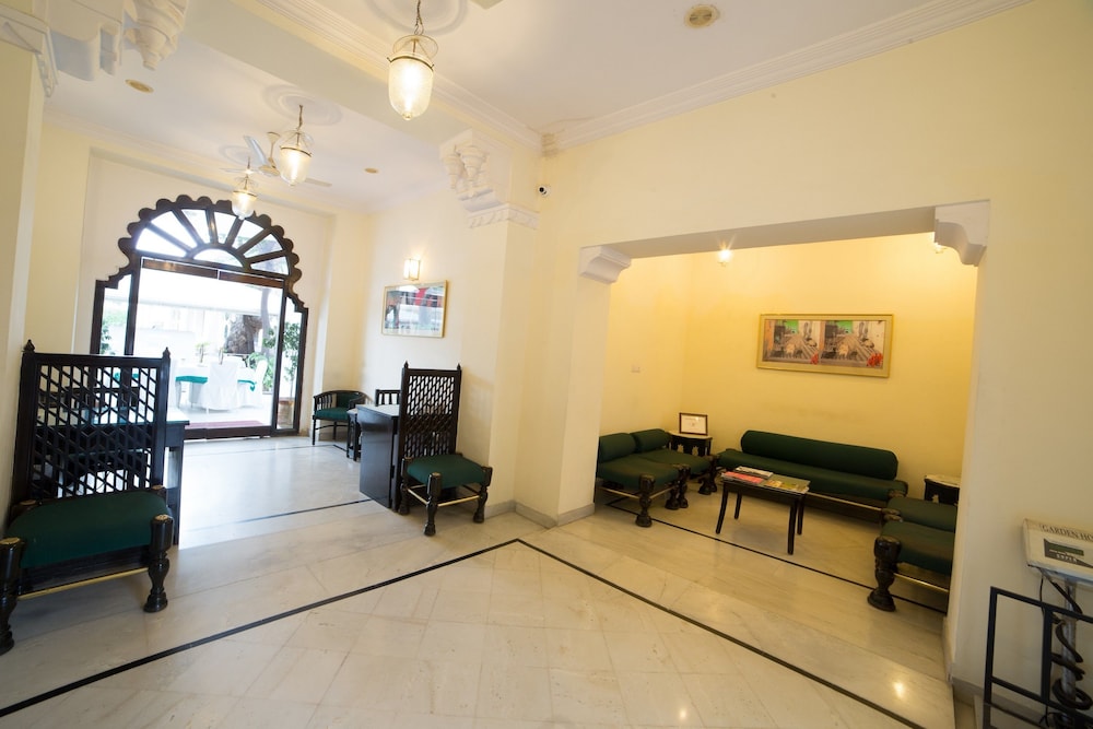 GARDEN HOTEL 8/48