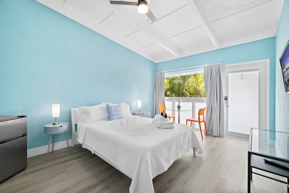 STANDARD, QUEEN BED, PRIVATE BATHROOM