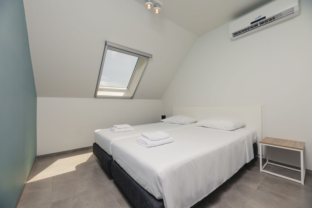 2 Bedrooms, Adjoining, Apartment