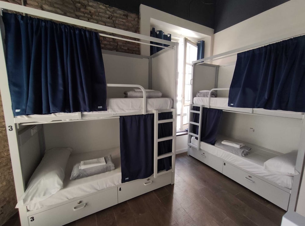 Black Swan Hostel Sevilla 62/62