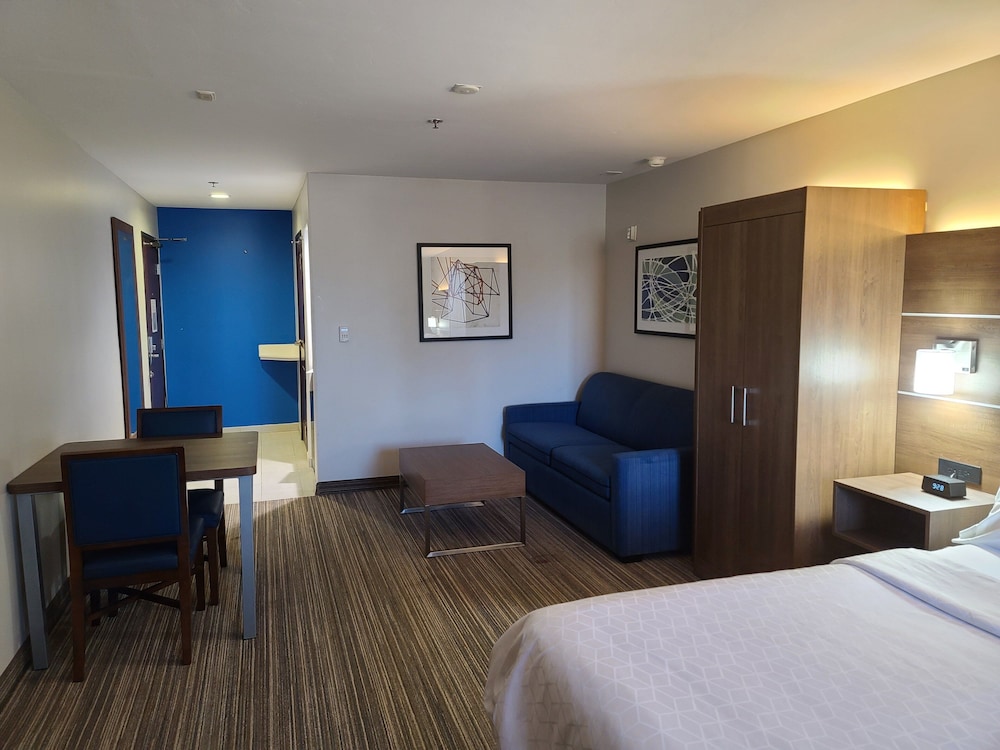 Holiday Inn Express Hotel And Suites Woodland Hills 20/52