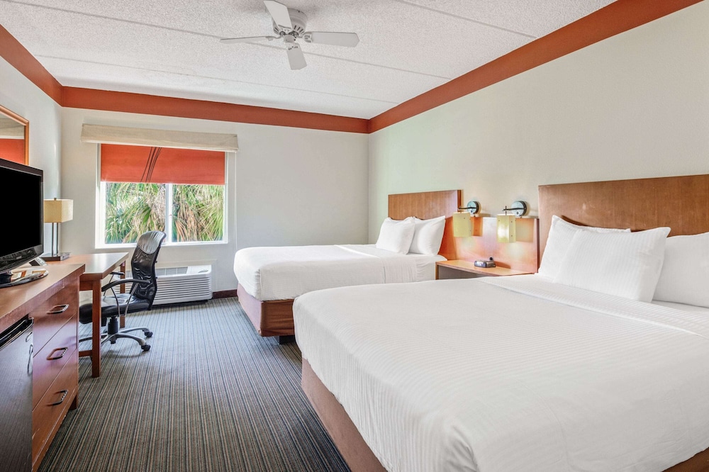 La Quinta Inn and Suites by Wyndham Miami Cutler Bay 20/45