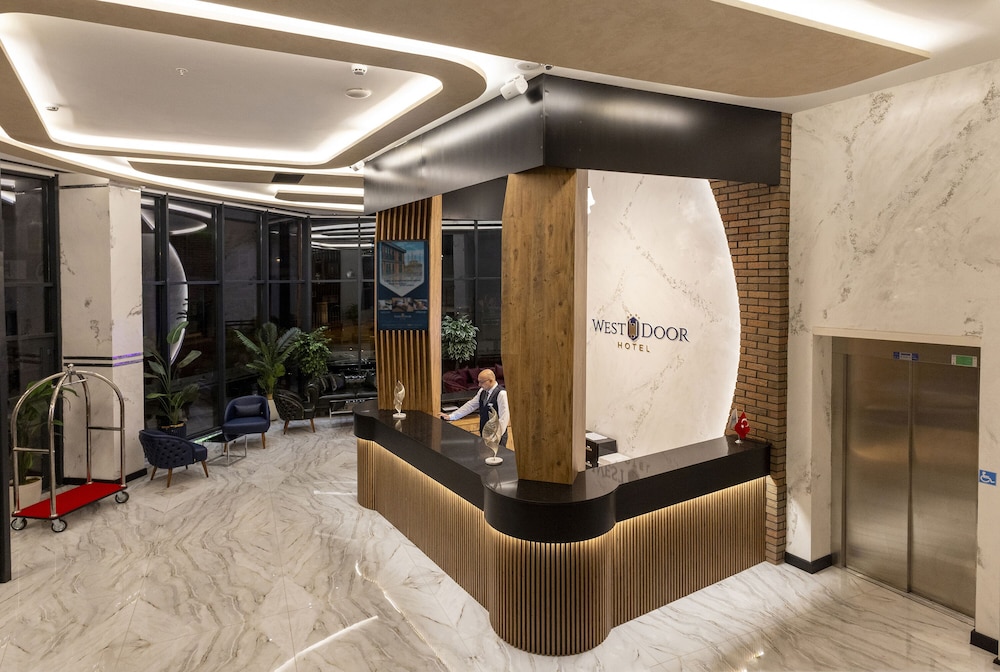 Westdoor Hotel 7/50
