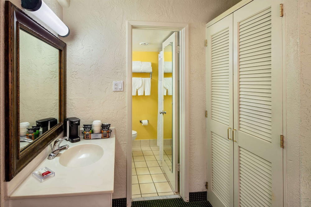 Ramada by Wyndham Tucson 17/63