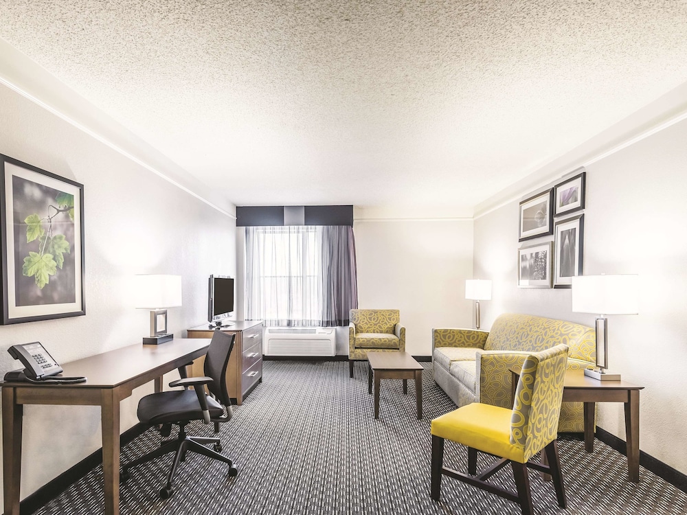 La Quinta Inn & Suites by Wyndham Cincinnati Sharonville 36/45