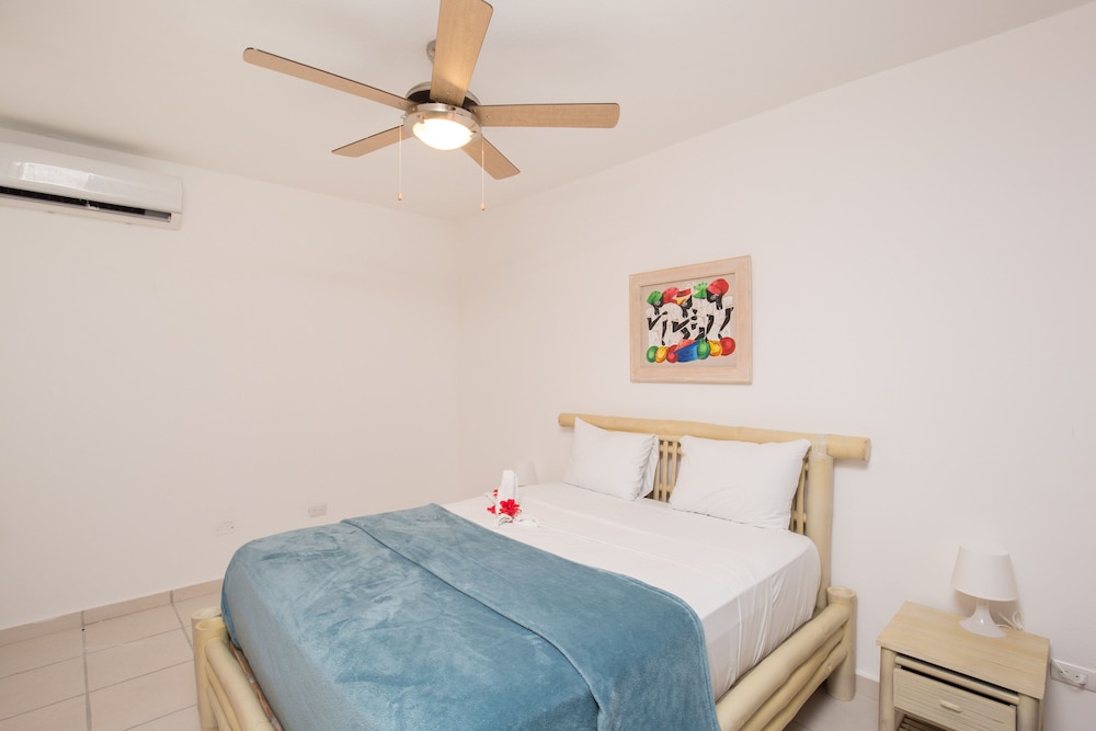 Los Corales Beach Village 27/73