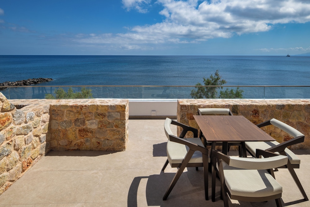 Aelia Luxury Suites 45/50