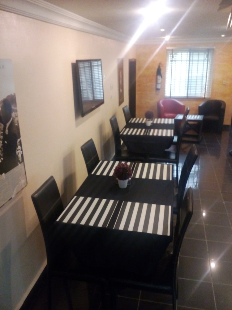 Swisscottage Suites 17/21