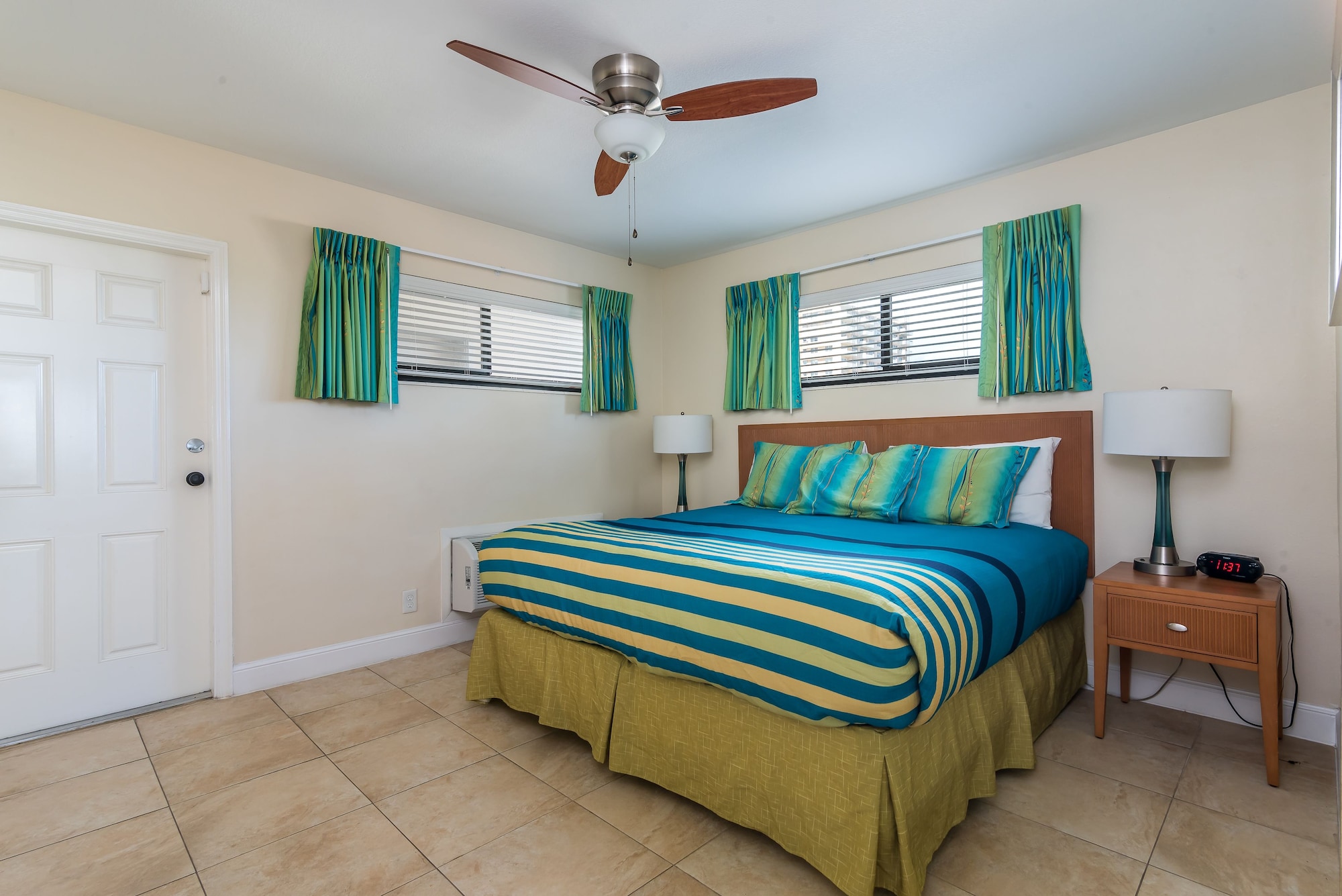 1 Bedroom, Studio, Queen Bed, Ocean Front, Sofa, Kitchen