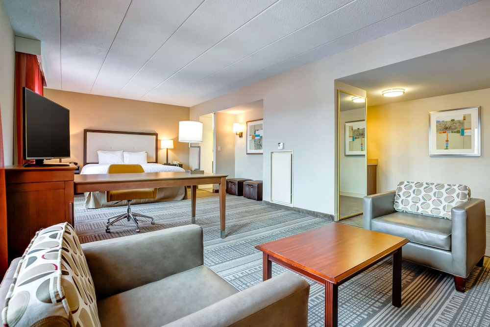 Hampton Inn Boston-Norwood 32/52