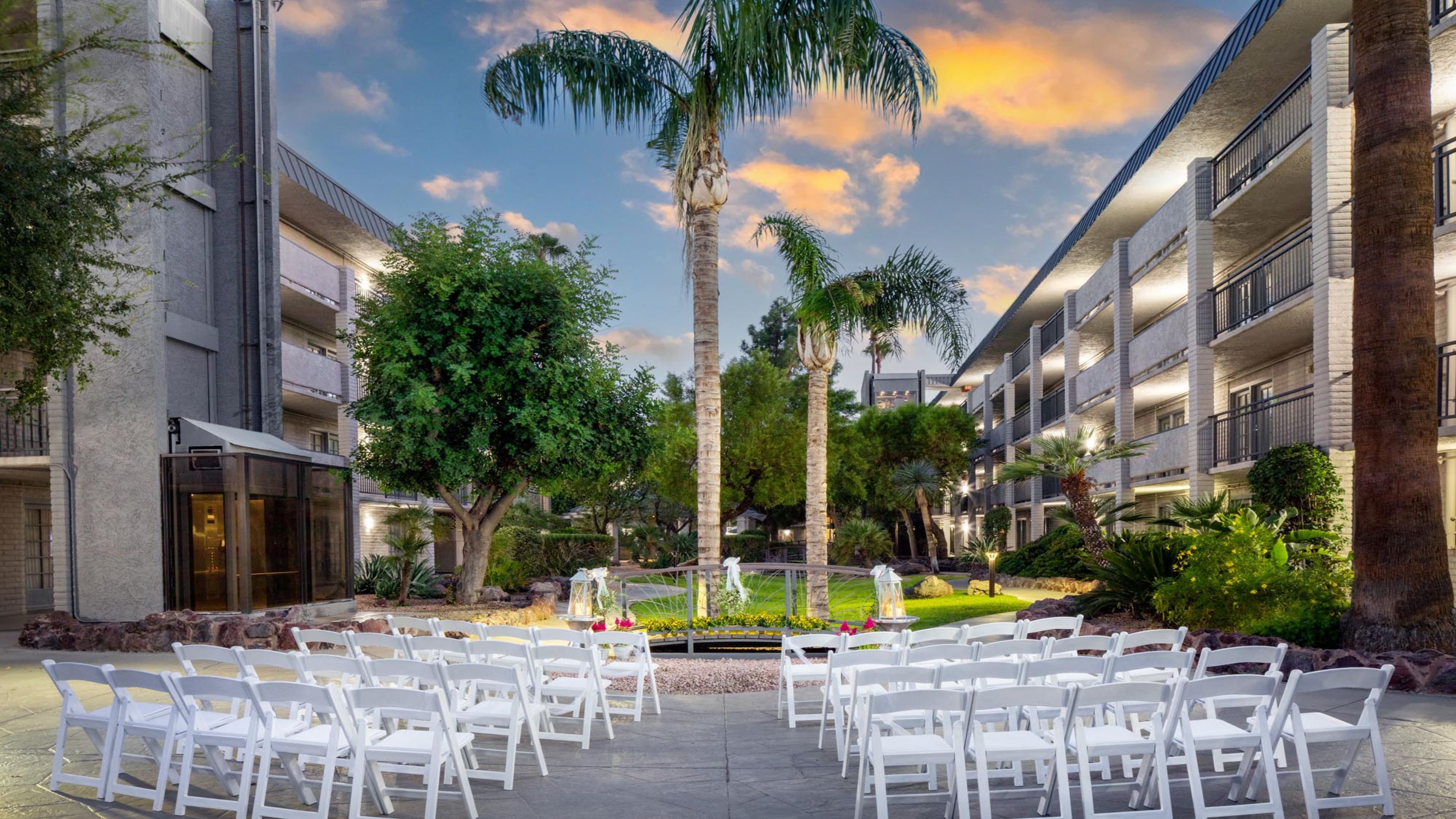Holiday Inn Hotel And Suites Phoenix Airport North 77/86