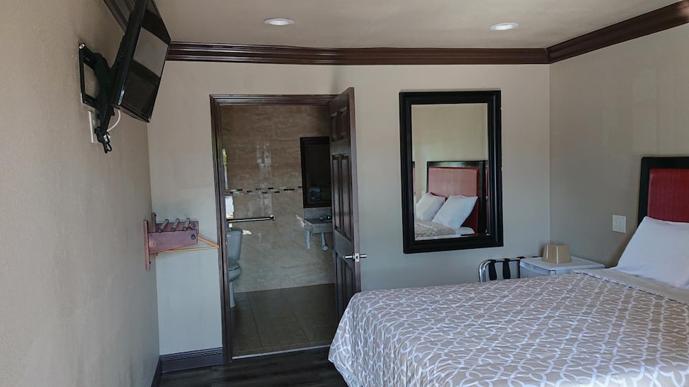Santa Ana Travel Inn 11/40